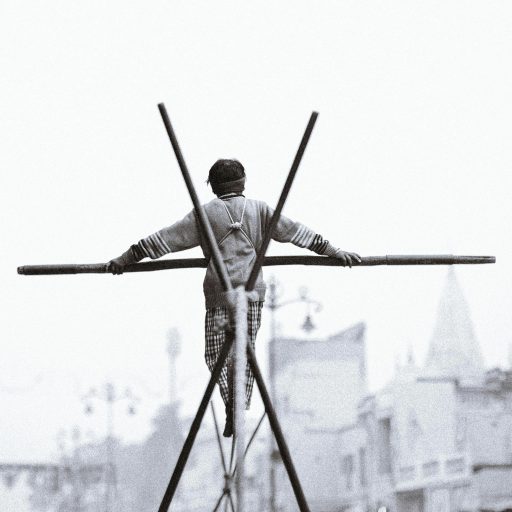 Silhouette sur trépied – image d'art contemporain floutée